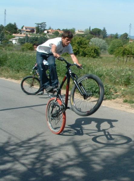 weeling deux pied sur la selle